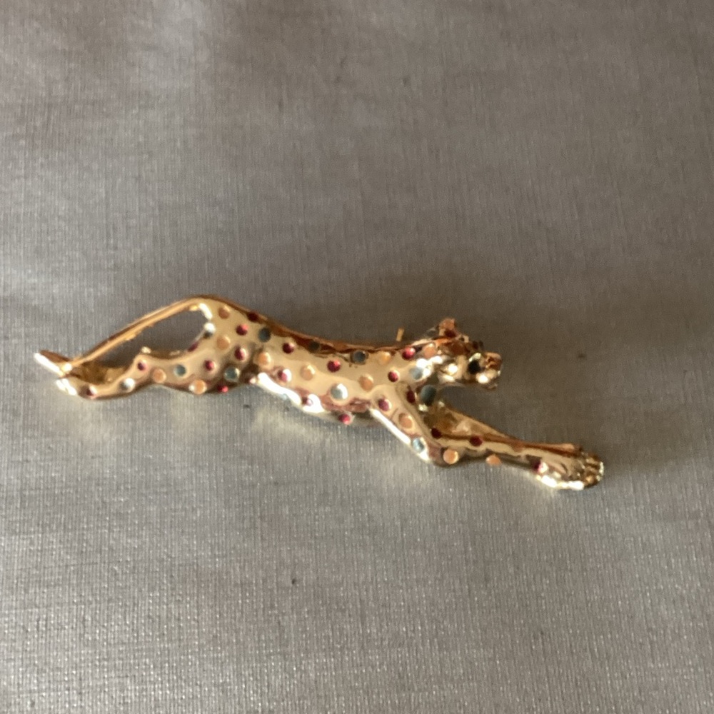 Elegant Gold Leopard Brooch